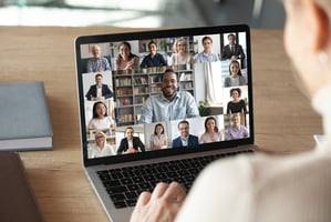 pessoa em reunião online