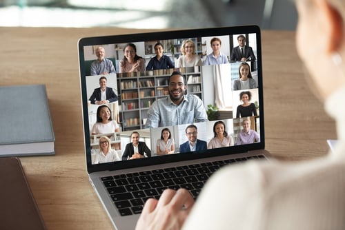pessoa em reunião online